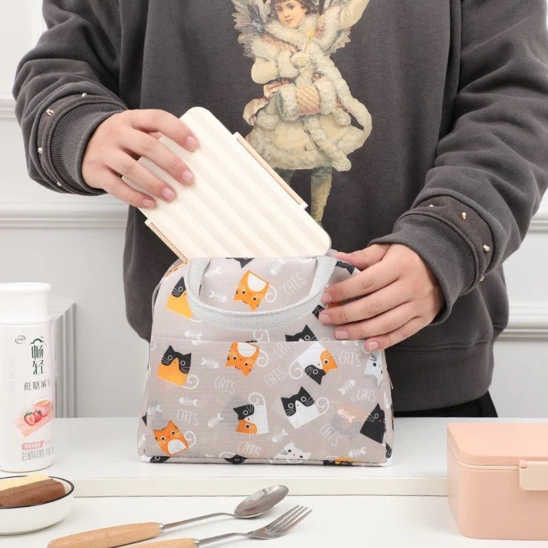http://suppleroom.com/cdn/shop/products/cute-kitty-aesthetic-insulated-lunch-bags-with-front-pocket-568817.jpg?v=1682595330