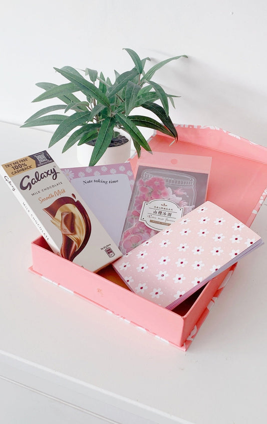 "Pretty in Pink Daisy Hamper" Gift Hamper | 6x6x1.5" | PrePacked - Supple Room